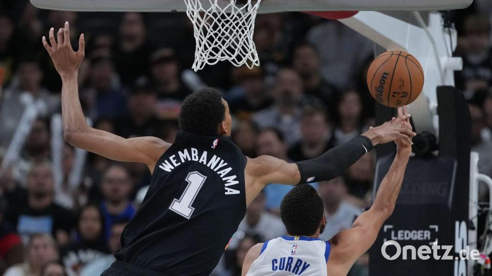 Curry (rechts) war der beste Mann - und nicht Wembanyama. Bild: Eric Gay/AP/dpa