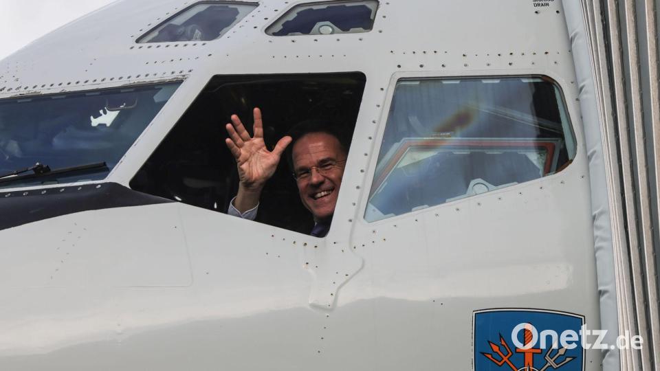 Rutte an Bord: NATO-Chef inspiziert AWACS in Geilenkirchen Bild: Oliver Berg/dpa