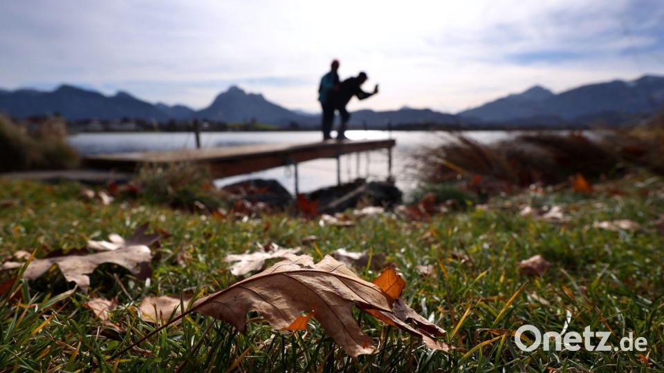 Ausflügler am Hopfensee im Allgäu. Bild: Karl-Josef Hildenbrand/dpa