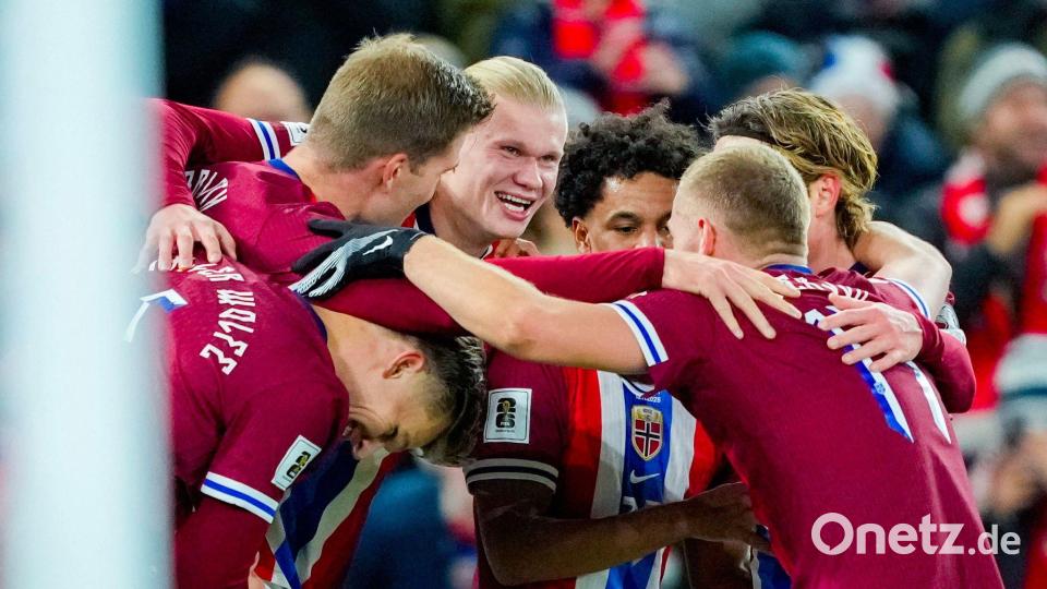 Erling Haaland (M.) erzielte seine Quali-Treffer 13 und 14. Bild: Fredrik Varfjell/NTB/dpa