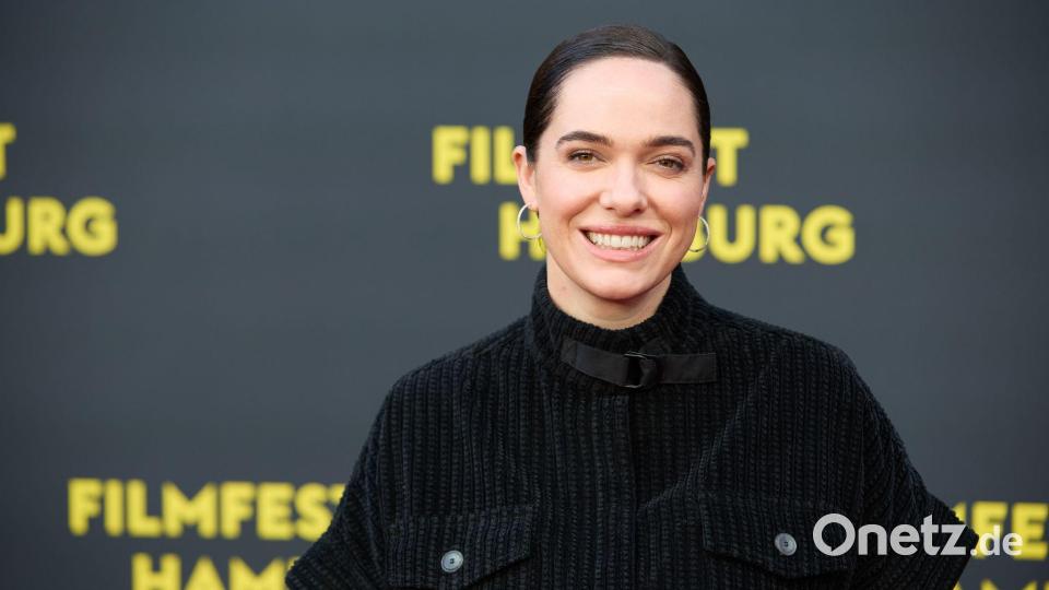 Verena Altenberger spielt im Film ein Instrument mit dem Namen Theremin. Das wird nur mit der Bewegung der Hände in Schwingung versetzt. (Archivbild) Bild: Georg Wendt/dpa