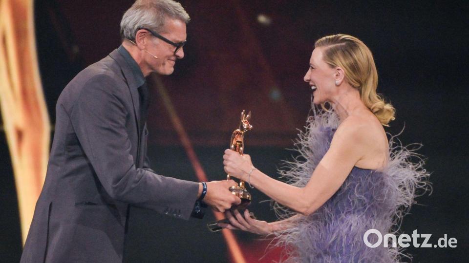 Auch wenn sie ihn nicht verstand, dankte Blanchett Götz Otto für die netten Worte. Bild: Peter Kneffel/dpa