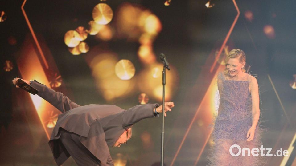 Tiefe Verbeugung vor Preisträgerin Cate Blanchett bei der Bambi-Verleihung. Bild: Peter Kneffel/dpa