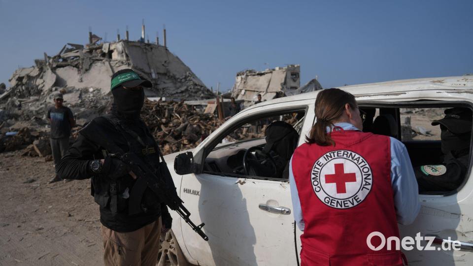 Rotes Kreuz begleitet Hamas bei der Suche nach Leichen der Geiseln im Gazastreifen Bild: Jehad Alshrafi/AP/dpa