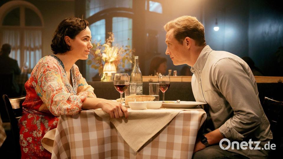 Matthias Schweighöfer (r) als Felix und Verena Altenberger als Paula in einer Szene das Films. Bild: Lars Nitsch/ProU Producers United Film GmbH/dpa