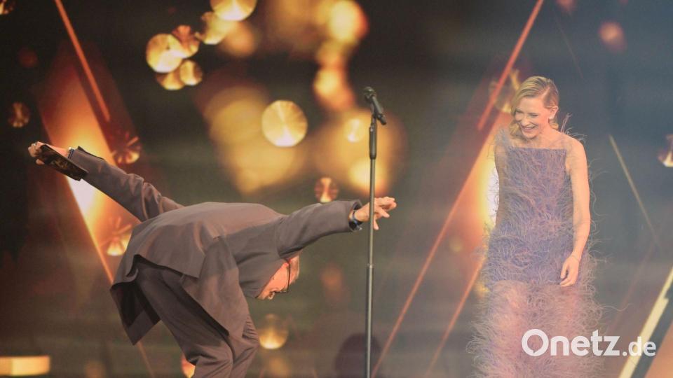 Laudator Götz Otto verneigt sich von Cate Blanchett. Bild: Peter Kneffel/dpa