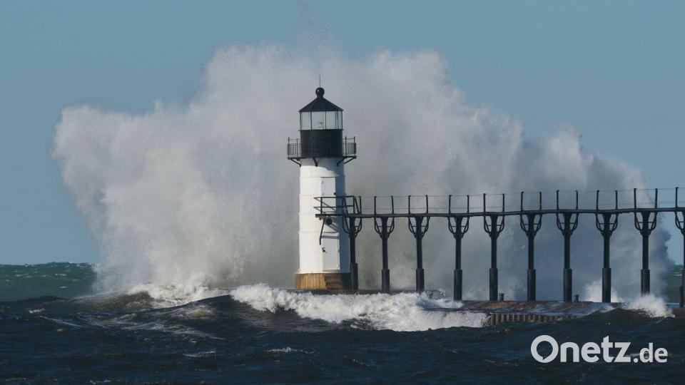 Wellen schlagen gegen den äußeren St. Joseph-Leuchtturm am Ufer des Lake Michigan in den USA. Bild: Don Campbell/The Herald-Palladium/AP/dpa