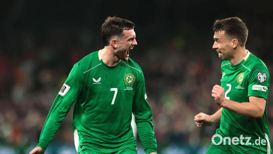 Troy Parrott (l) erzielte beide Tore für Irland. Bild: Liam Mcburney/PA Wire/dpa