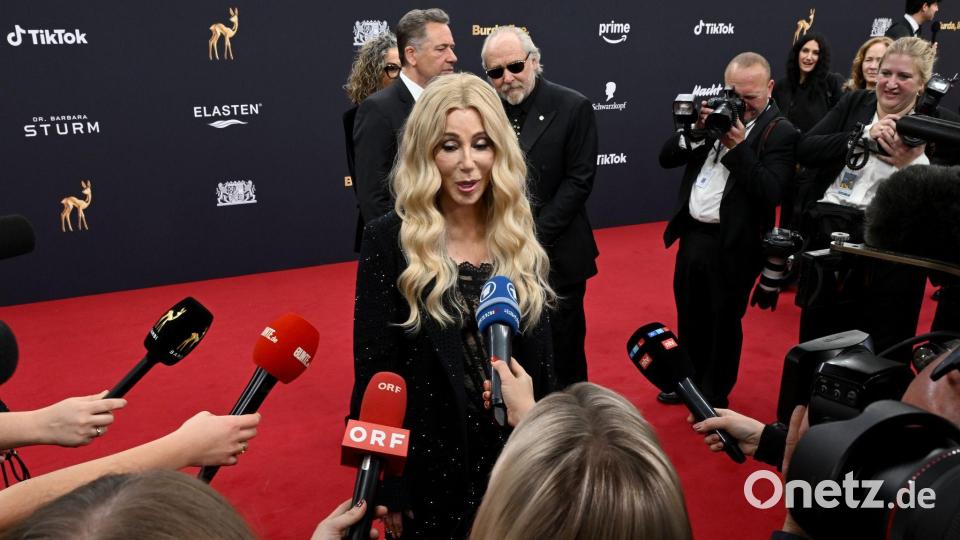 Cher auf dem Weg zur Preisverleihung. Bild: Felix Hörhager/dpa