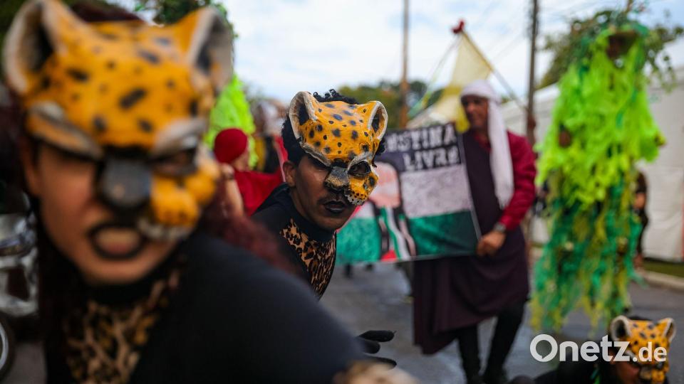 Menschen nehmen am Ufer des Guamá-Flusses in Brasilien an der Eröffnung des People's Summit, einer Initiative von mehr als tausend sozialen Bewegungen und Basisorganisationen aus der ganzen Welt, die sich für Klimagerechtigkeit einsetzen und die „Untätigkeit der Länder des globalen Nordens“ anprangern, teil. Bild: Allison Sales/dpa