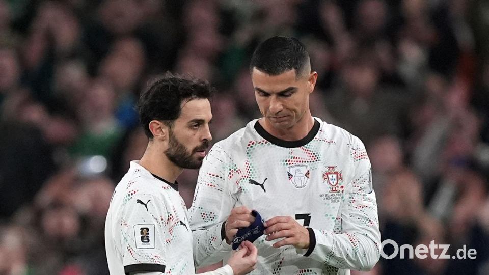 Cristiano Ronaldo (r) musste wegen seiner Roten Karte vom Platz - und die Kapitänsbinde abgeben. Bild: Niall Carson/PA Wire/dpa
