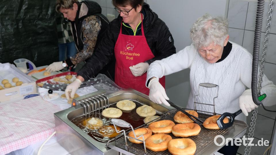 Die Kücheln, im Butterschmalz zubereitet, sind die kulinarischen Schmankerln des Marktes. Gerechnet wird mit einem Absatz von zirka 1.500 Stück. Archivbild: do