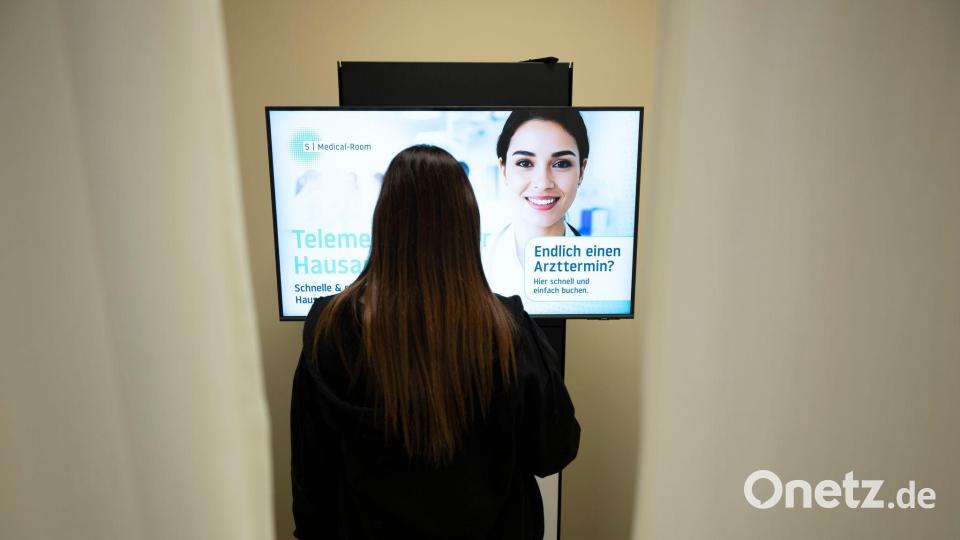 Im „S Medical Room“ kann der Arzt per Video vor allem bei leichteren Beschwerden einen Rat geben. Bild: Marijan Murat/dpa