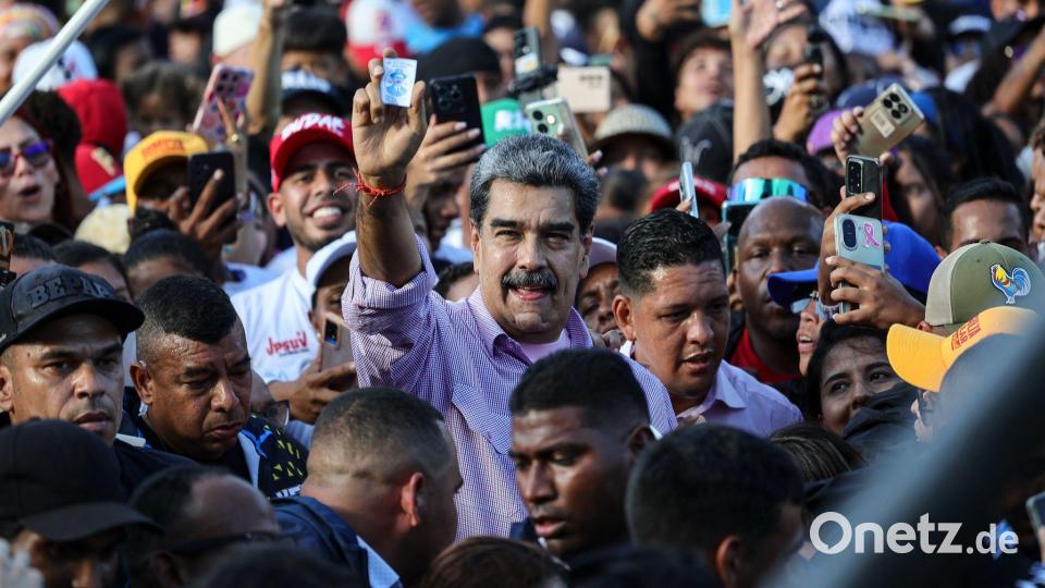 Maduro präsentiert Bild des Heiligen Hernández bei Jugendkundgebung in Venezuela Bild: Jesus Vargas/dpa