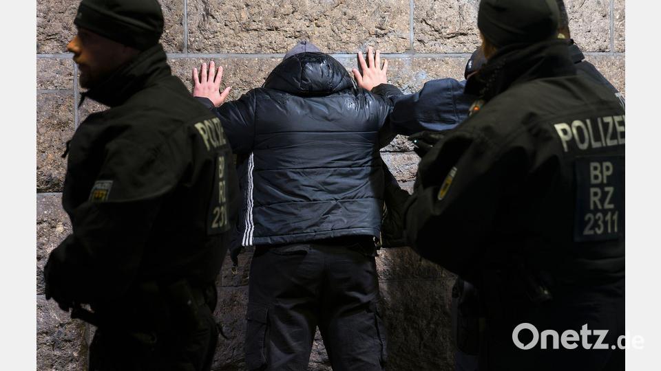 Die Bundespolizei kontrolliert am Hauptbahnhof in Hamburg. Bild: Marcus Golejewski/dpa
