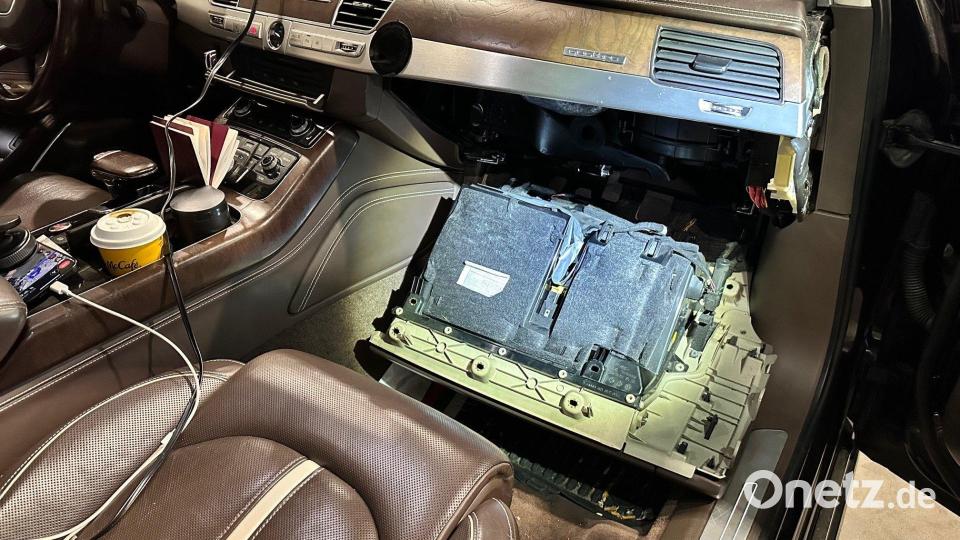 Im Armaturenbrett haben Fahnder die versteckten Drogen entdeckt. Bild: Hauptzollamt Regensburg