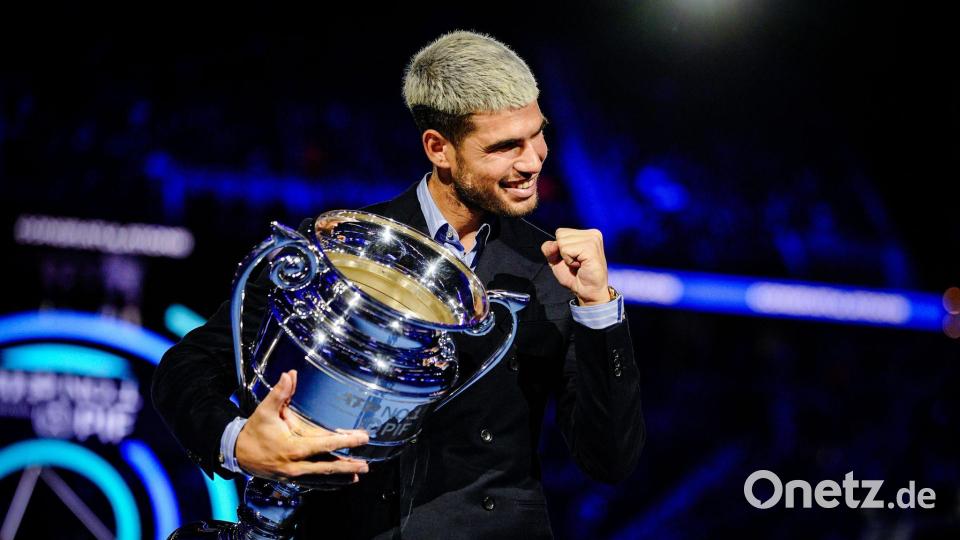 Für die Nummer 1 am Saisonende erhält Carlos Alcaraz eine Trophäe Bild: Marco Alpozzi/LaPresse via ZUMA Press/dpa