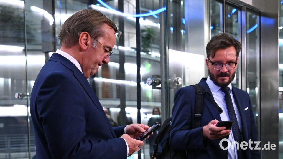 Der Verteidigungsminister musste lange warten. Bild: Elisa Schu/dpa