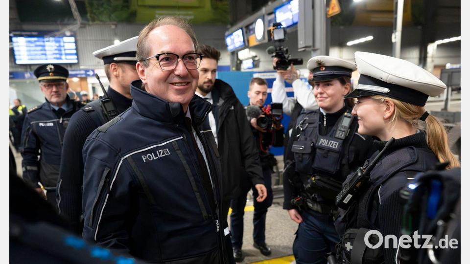 Innenminister Dobrindt kündigte den Ausbau der Videoüberwachung an Bahnhöfen an. Bild: Peter Kneffel/dpa