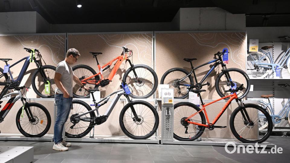 Die Franzosen setzten nun auch auf kleinere Läden in Innenstädte. (Archivbild) Bild: Bernd Weißbrod/dpa