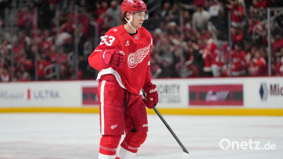 Moritz Seider war mit einem Tor und einer Vorlage beim Heimsieg der Detroit Red Wings beteiligt. Bild: Paul Sancya/AP/dpa