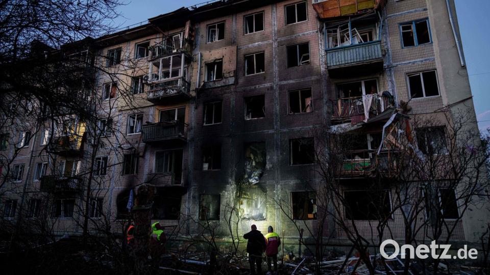 Beschädigtes Wohnhaus in Kiew: Behörden untersuchen Folgen russischen Angriffs Bild: Evgeniy Maloletka/AP/dpa