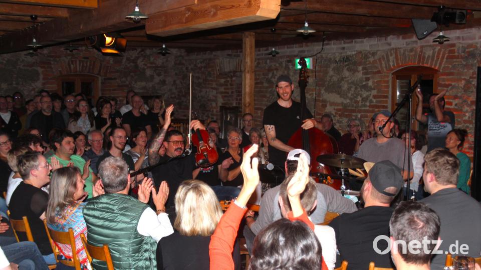 Django3000 verwandeln die Tenne am Schafferhof zwei Abende lang in ein Tollhaus. Bild: stg