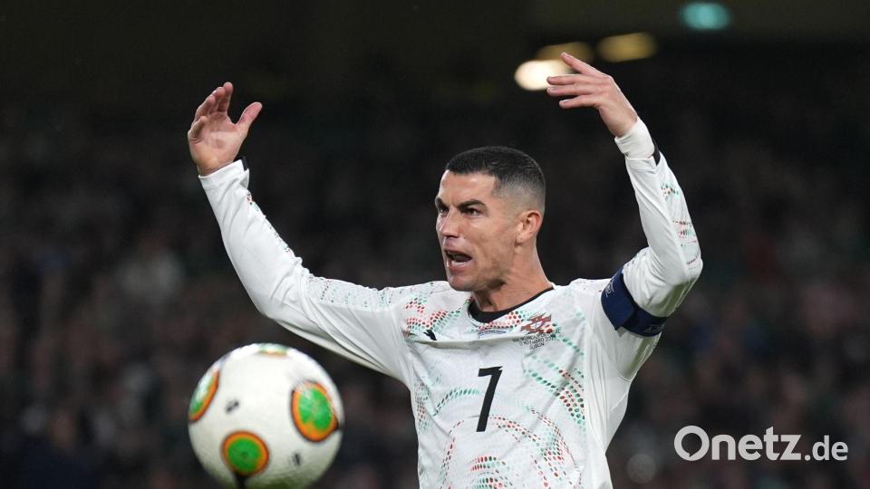 Cristiano Ronaldo reagiert impulsiv beim Spiel in Irland. Bild: Niall Carson/PA Wire/dpa