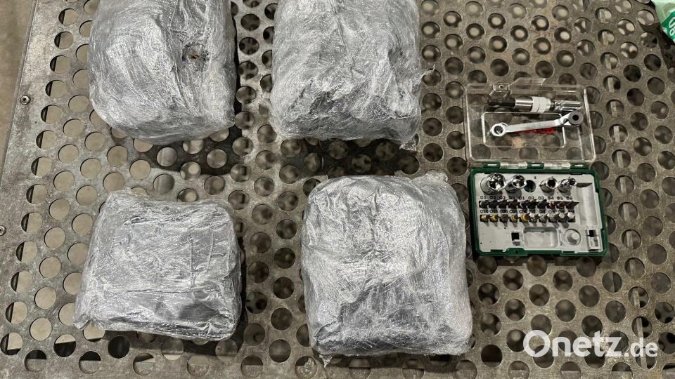 Der Zoll hat einen Drogenschmuggler auf der A9 festgenommen. Im Armaturenbrett seines Wagens war Marihuana versteckt. Bild: Hauptzollamt Regensburg