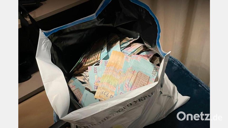 Bei Schmiergeldzahlungen werden in der Ukraine nach Erkenntnissen von Korruptionsjägern Taschen voll mit Bargeld übergeben. Bild: -/Nationales Antikorruptionsbüro der Ukraine/Spezialisierte Antikorruptionsstaatsanwaltschaft der Ukraine/dpa