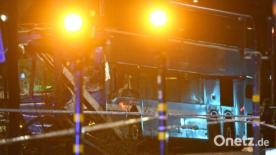 Ein Doppeldeckerbus soll in eine Haltestelle gekracht sein. Bild: Henrik Montgomery/TT News Agency via AP/dpa