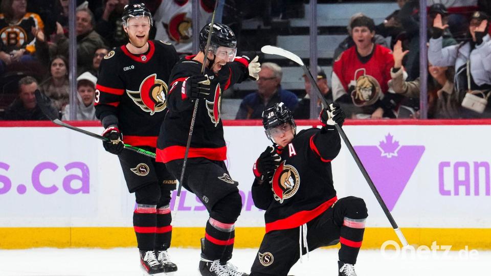 Ottawas Tim Stützle sorgte mit seinen beiden Treffern für das Ende der Siegesserie der Boston Bruins und Trainer Marco Sturm. Bild: Sean Kilpatrick/The Canadian Press/AP/dpa