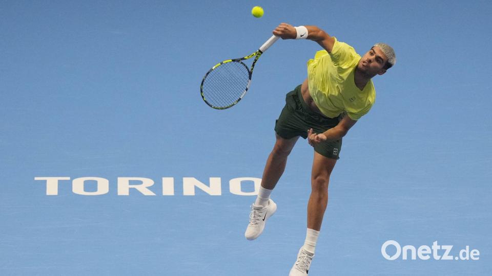 Carlos Alcaraz wird das neue Tennis-Jahr definitiv als Nummer 1 beginnen. Bild: Antonio Calanni/AP/dpa