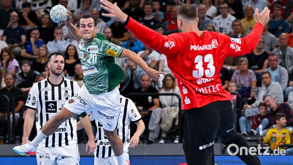 Die Füchse Berlin um Tim Freihöfer (l) und der THW Kiel treffen im Verfolgerduell aufeinander. (Archivfoto) Bild: Sven Hoppe/dpa