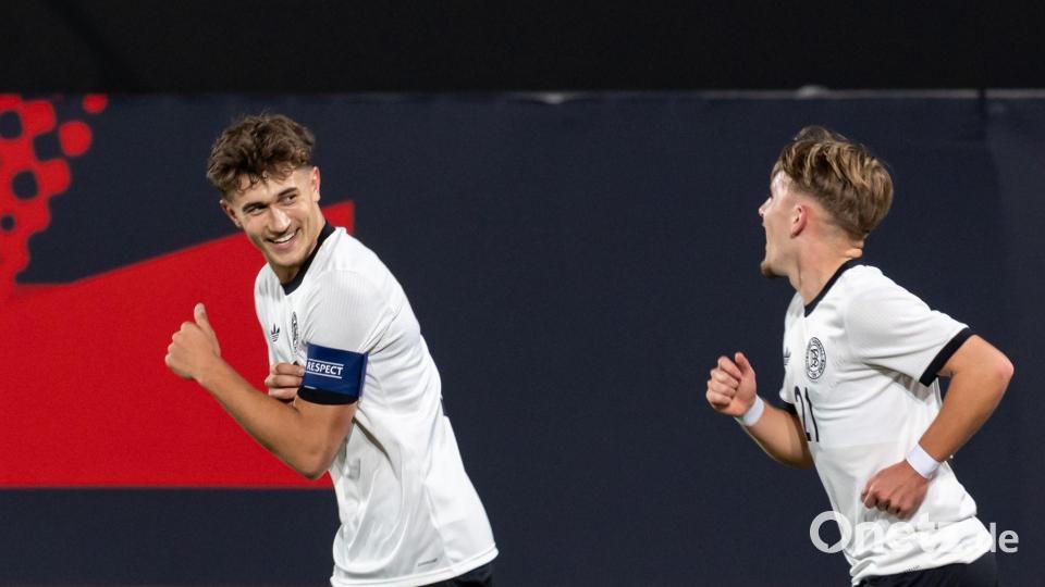 Tom Bischof (l) machte den Anfang beim Sieg gegen Malta - und hatte Spaß mit Lennart Karl. Bild: Daniel Karmann/dpa