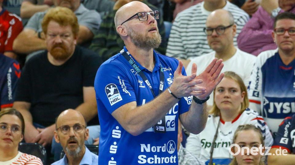 Unter Trainer Ales Pajovic ist die SG Flensburg-Handewitt in dieser Saison noch ungeschlagen. (Archivfoto) Bild: Michael Hundt/dpa