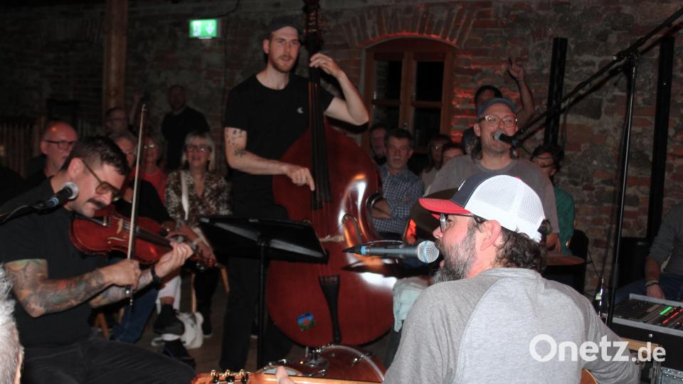 Django3000 verwandeln die Tenne am Schafferhof zwei Abende lang in ein Tollhaus. Bild: stg