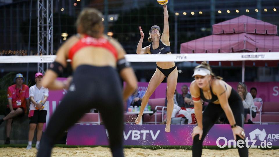 Siegten auch in ihrem zweiten WM-Spiel: Melanie Paul (M) und Lea Kunst Bild: Matt Turner/AAP/dpa