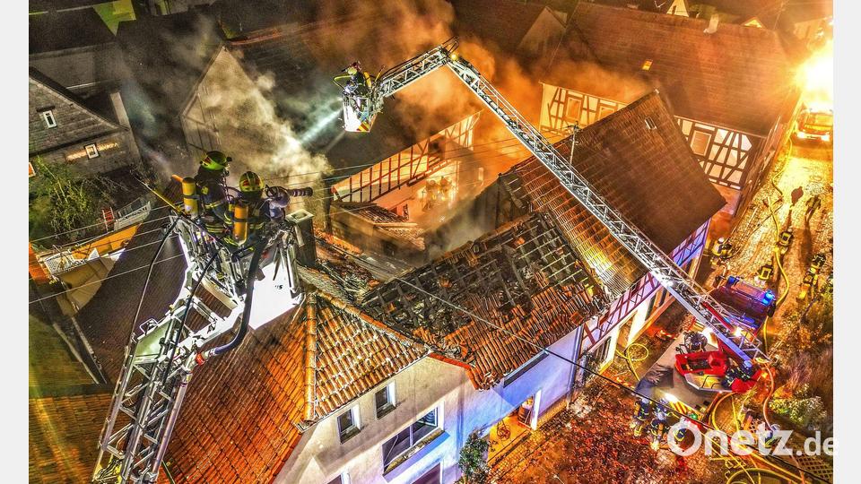 In Monzingen in Rheinland-Pfalz steht ein Mehrfamilienhaus in Flammen. Alle vier Bewohner des Hauses in Monzingen konnten sich eigenständig in Sicherheit bringen, erlitten aber Rauchgasvergiftungen. Bild: Sebastian Schmitt/dpa