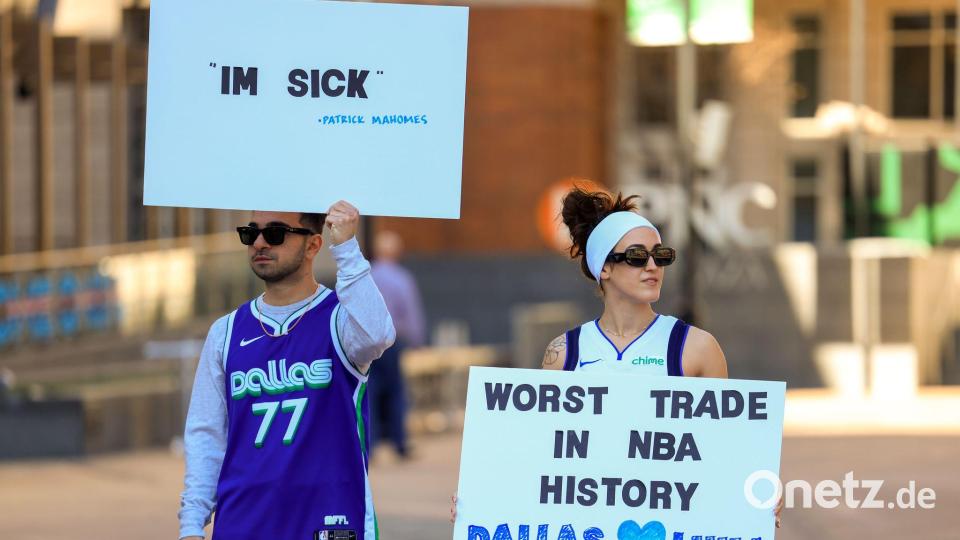 Fan-Protest gegen den Wechsel von Luka Doncic. (Archivbild) Bild: Elias Valverde II/The Dallas Morning News/AP/dpa