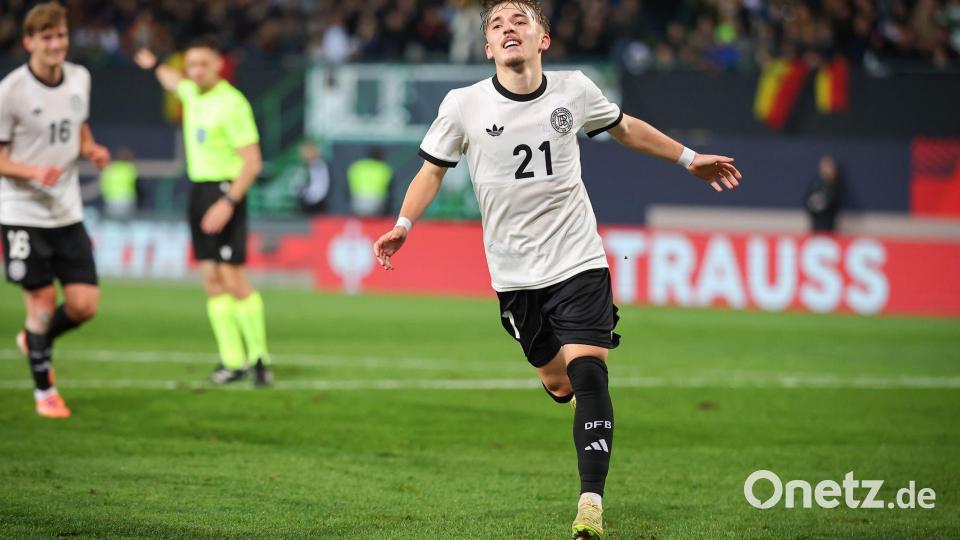 Lennart Karl trifft bei Debüt - singen will er offenbar nicht. Bild: Daniel Karmann/dpa