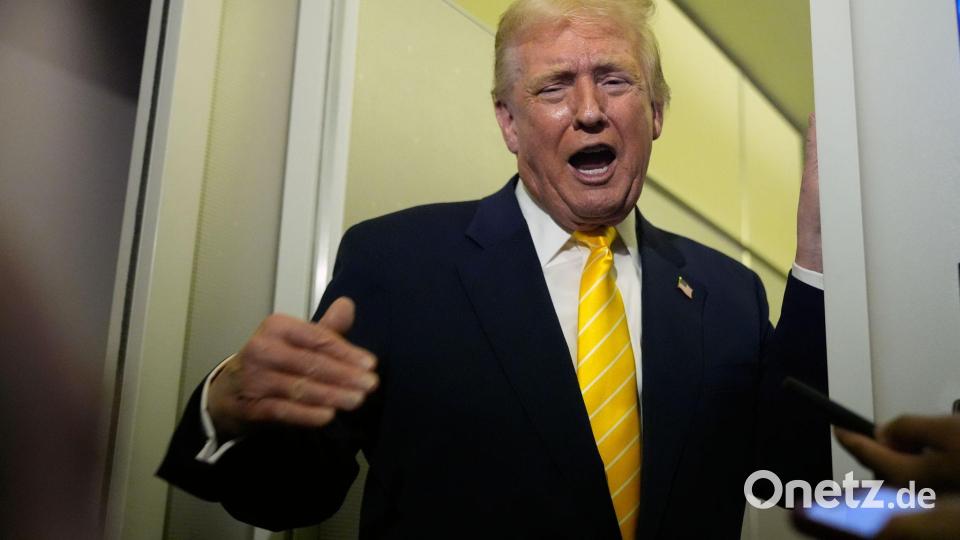 US-Präsident Donald Trump spricht zu Reportern in der Air Force One auf dem Weg zu seinem Anwesen Mar-a-Lago. Bild: Manuel Balce Ceneta/AP/dpa