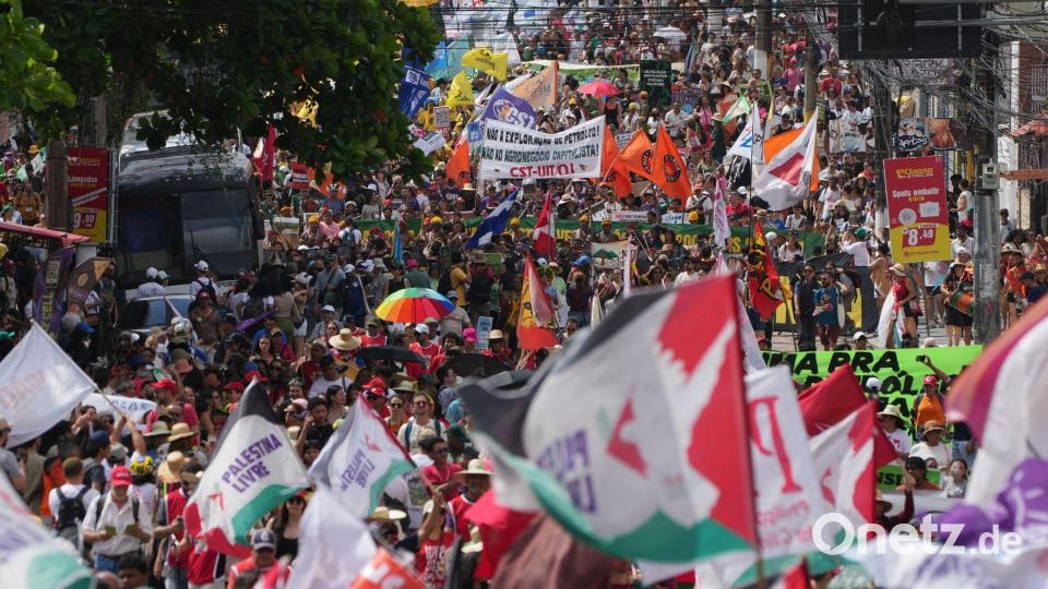 Tausende Indigene und internationale Klimaschützer zogen durchs Zentrum der Millionenstadt Belém. Bild: Fernando Llano/AP/dpa