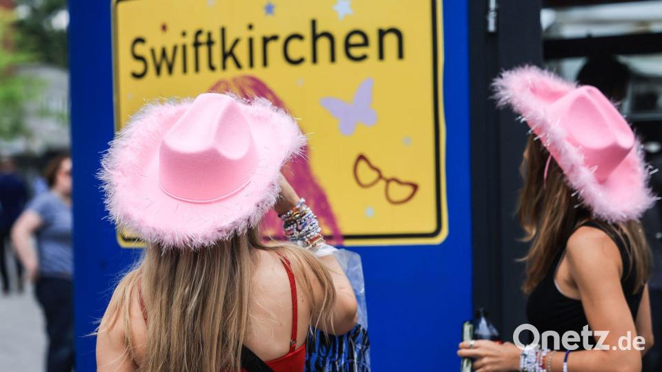 Fans vor dem ersten Konzert von Taylor Swift in Gelsenkirchen (Archivbild). Bild: Oliver Berg/dpa
