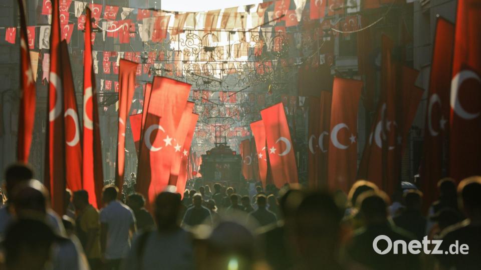 Streetfood und gerade die gefüllten Muscheln gehören für viele zu einem Besuch in Istanbul dazu. (Symbolbild) Bild: Ibrahim Oner/SOPA Images via ZUMA Press Wire/dpa