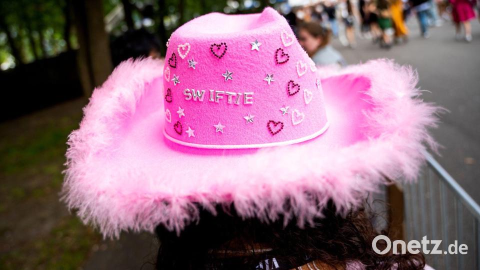 Viele Fans von Taylor Swift haben eine besondere Beziehung zu ihrem Star. (Archivbild) Bild: Daniel Bockwoldt/dpa