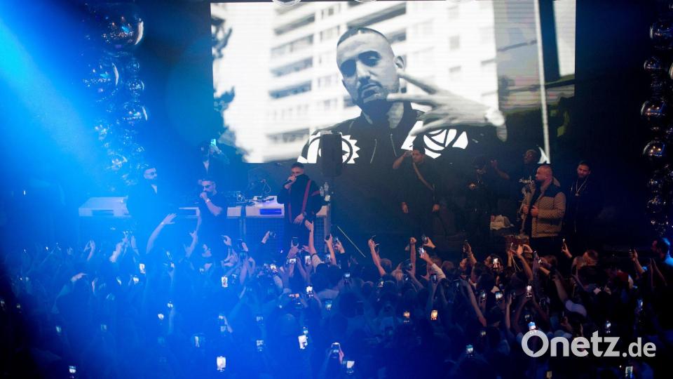 Haftbefehl schüttelte auch ein paar Hände vorne an der Bühne. Bild: Philipp Hülsmann/dpa