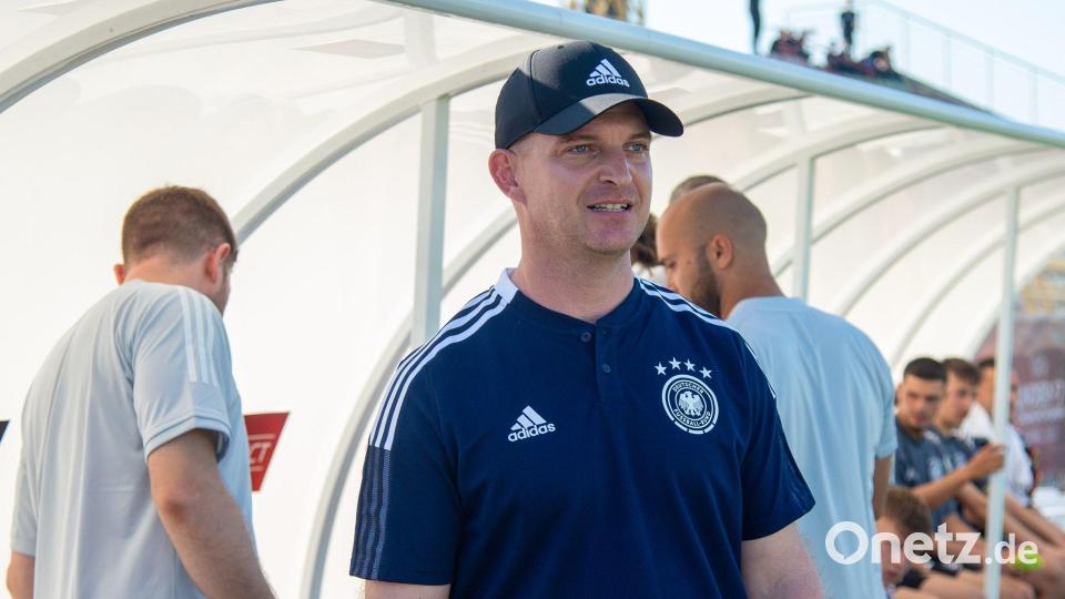 Coach Marc-Patrick Meister ist mit der deutschen U17 bei der Fußball-WM ausgeschieden. (Archivbild) Bild: Berney Ardov/dpa