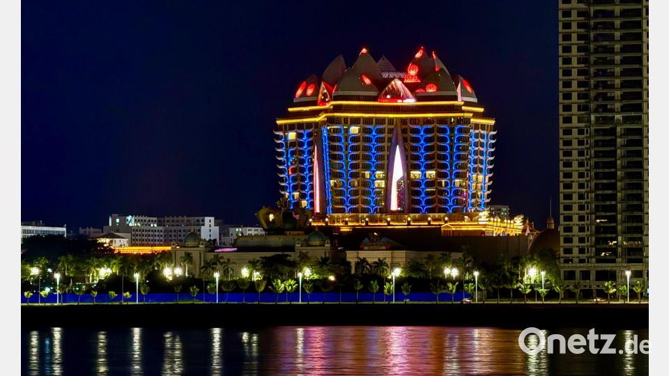 Nachts tanzen auf den kolossalen Kasino-Gebäuden der Sonderwirtschaftszone bunte Lichter über die Fassaden. Bild: Carola Frentzen/dpa