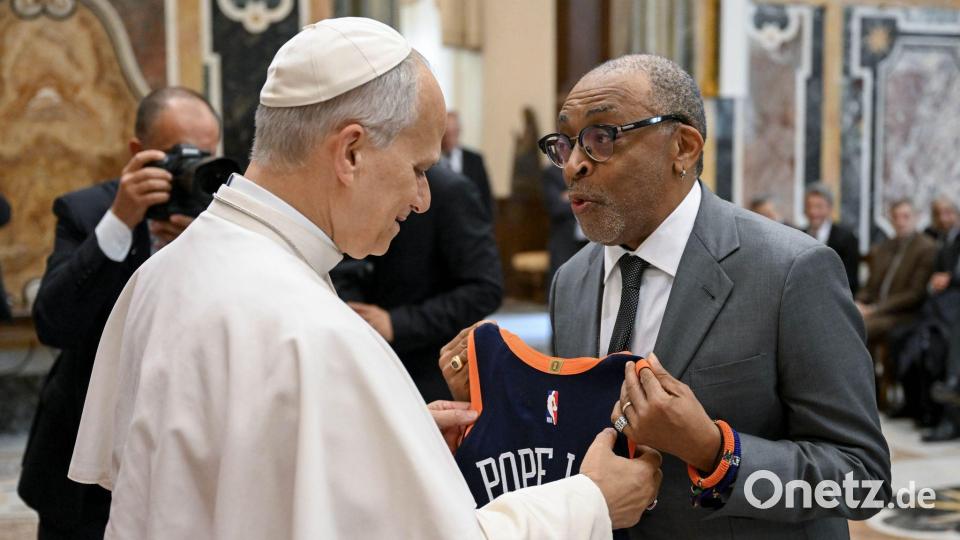 Papst Leo XIV. hat jetzt ein Trikot mit der Rückennummer 14. Bild: Vatican Media/IPA via ZUMA Press/dpa